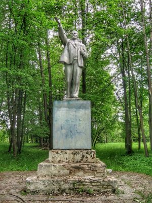 Памятник Ленину в селе Брусово