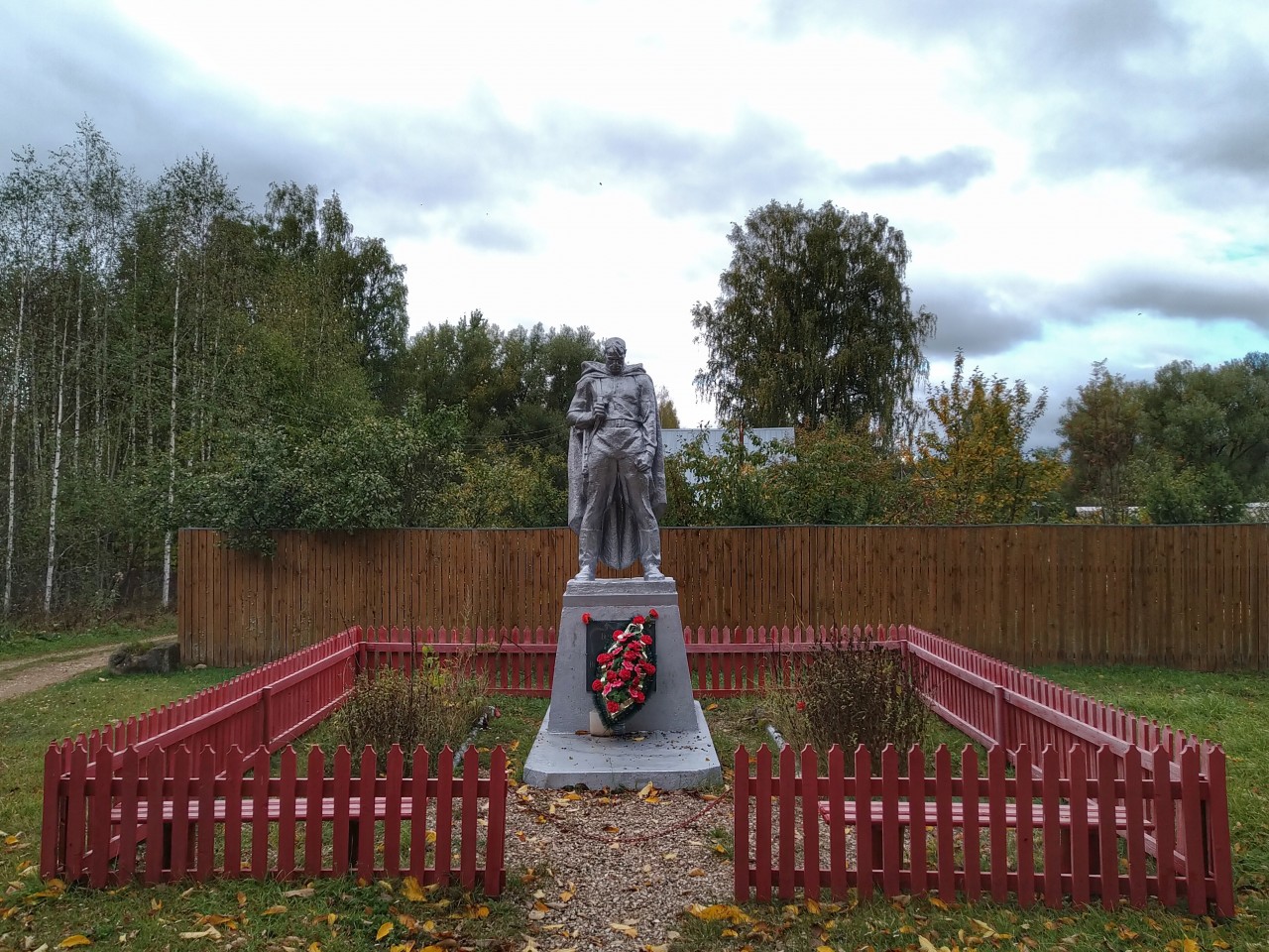Памятник войнам-землякам в д.Тараки 0