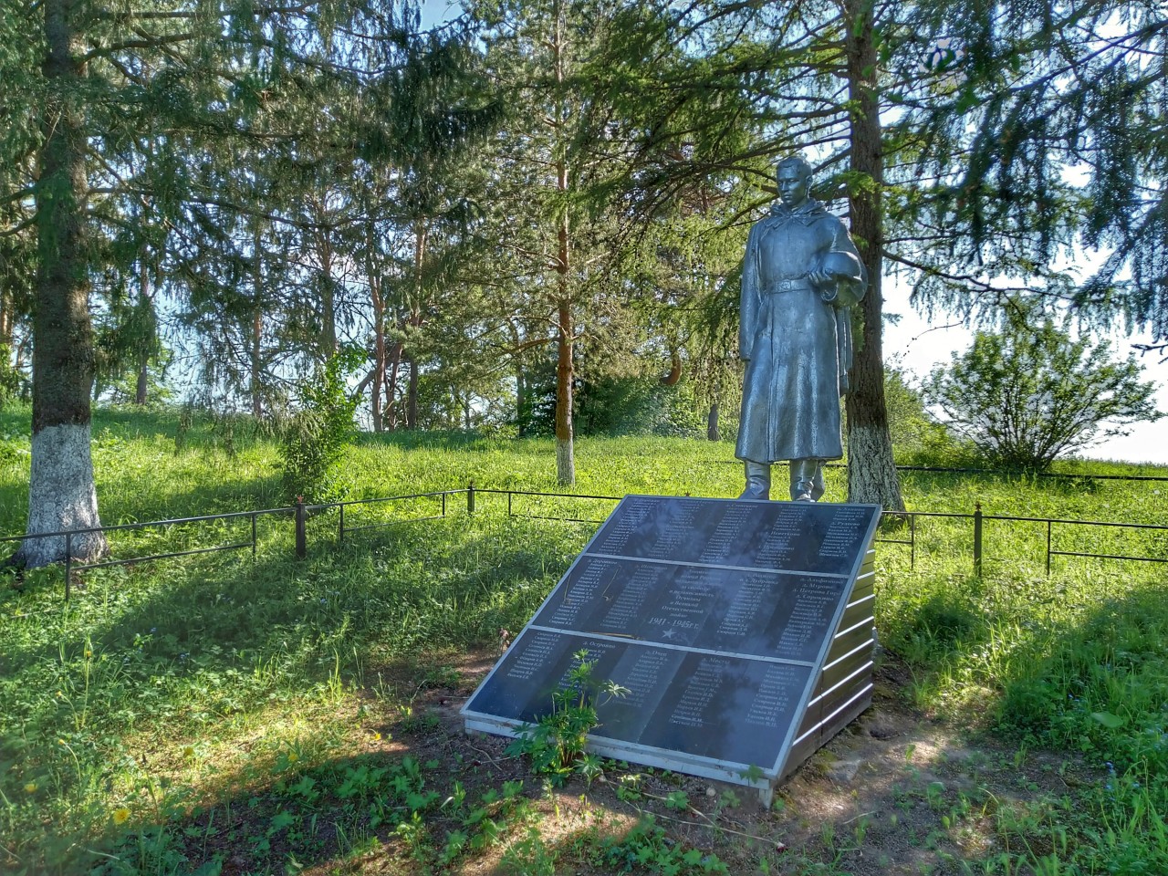 Памятник воинам-землякам в д.Стенецкое 1