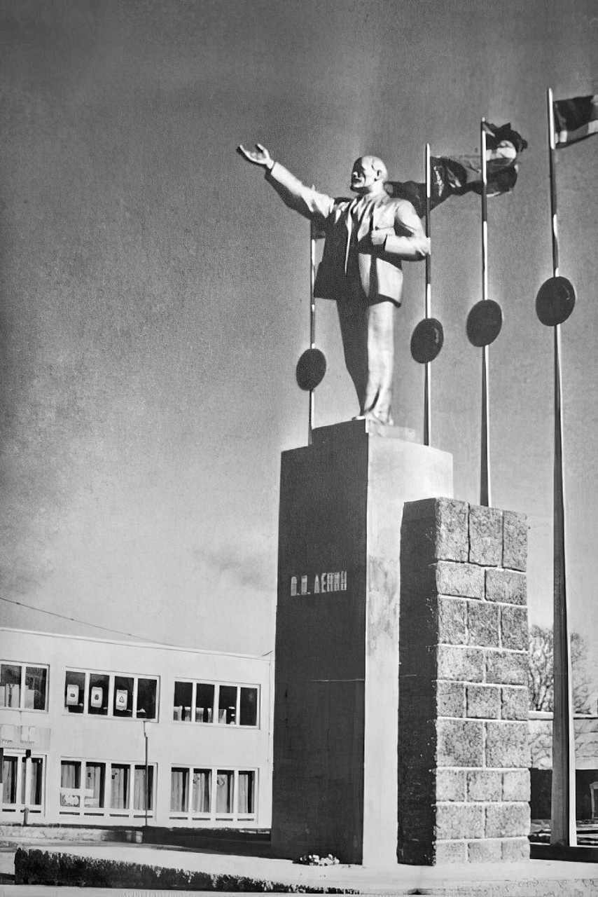 Памятник Ленину 2